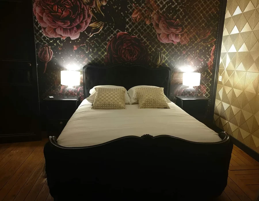 Chambre romantique avec lit et papier peint floral, Love Room LW House en Vendée