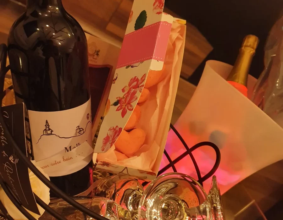 Panier gourmand pour anniversaire avec bouteille de vin et bonbons, LW House