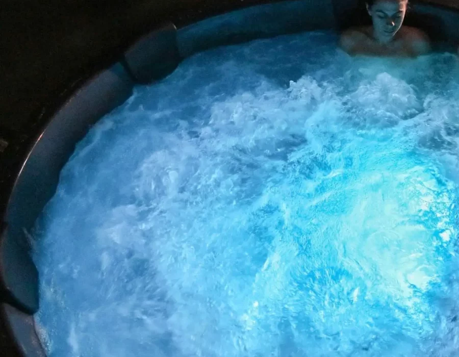 Personne se relaxant dans un bain nordique bouillonnant vu de dessus, LW House