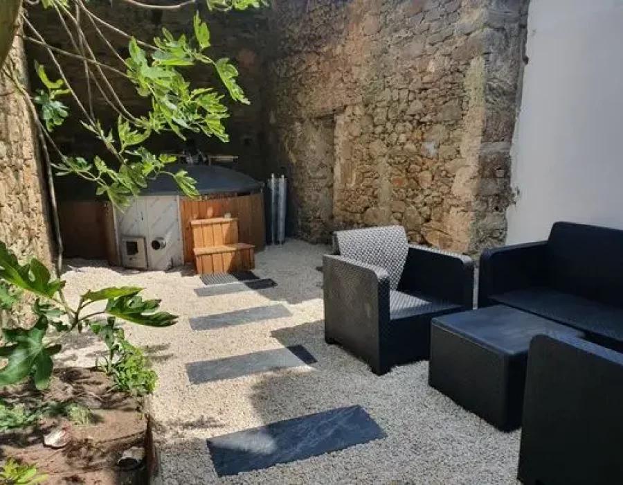 Terrasse extérieure privée avec bain nordique et coin salon, LW House en Vendée
